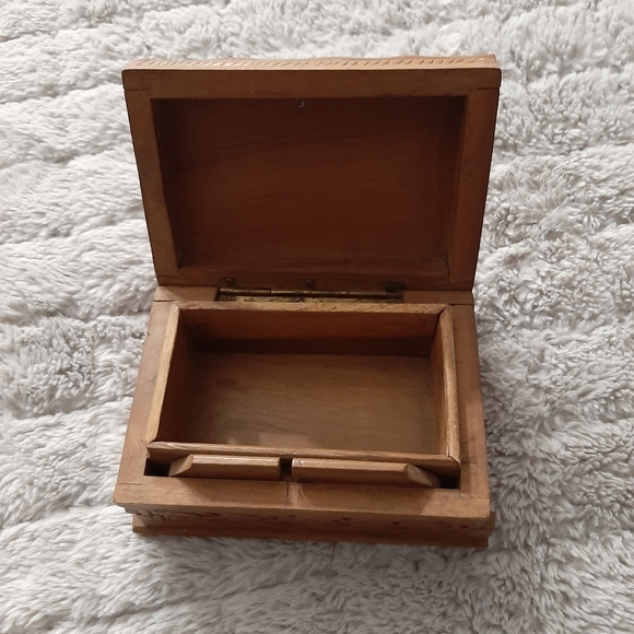 Secret lock Handcarved box - Picture 4 of 5